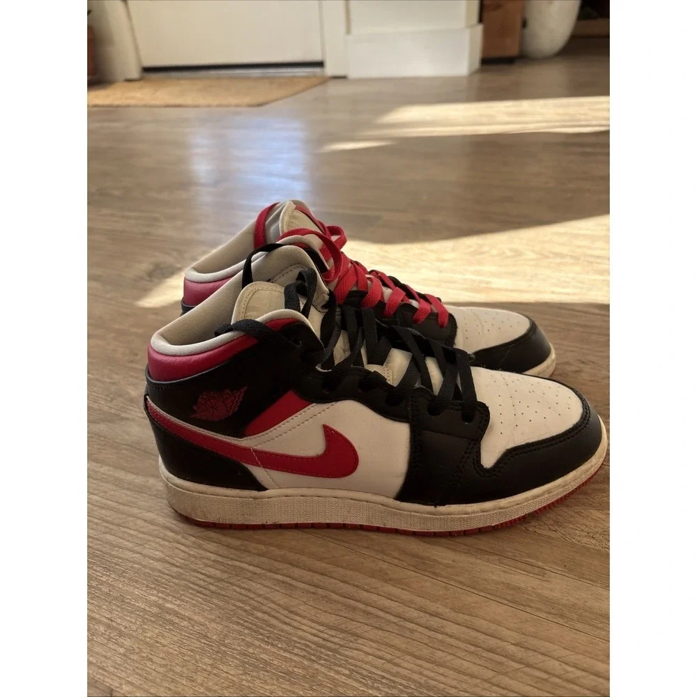 Air Jordan 1 Mid White Very Berry GS Youth Basketball Shoes Size 6 Y 554725-016‎